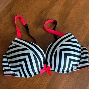 Victoria’s Secret black n white bra